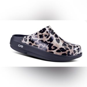 Oofos limited edition Cheetah clog . NWOT size 40 / 9